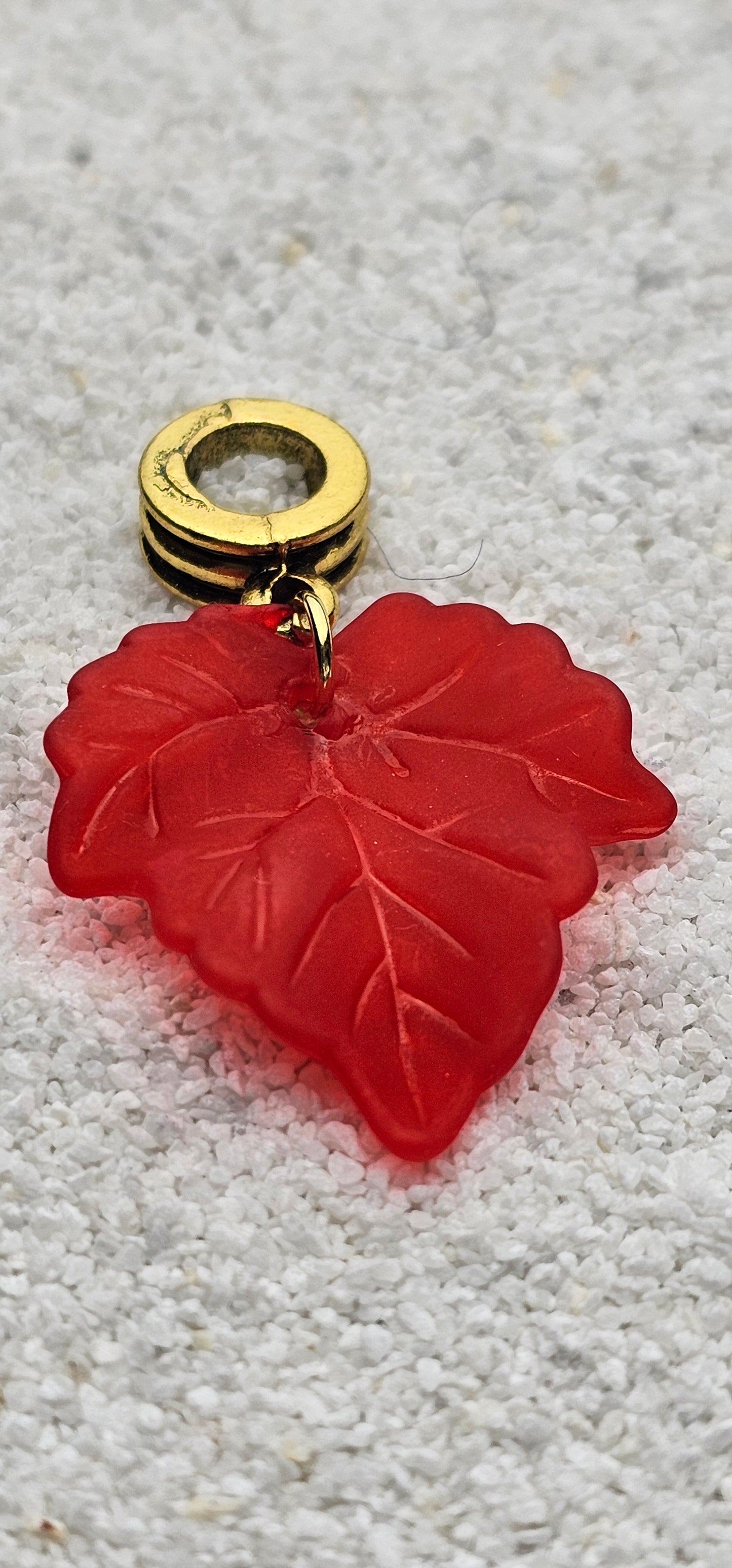 FEENKIND: Dreadschmuck / Dreadring / Dread Charm / Flecht Perle und halbtransparenter Fantasy Blattlaub Acryl-Anhänger in brillianten Farben