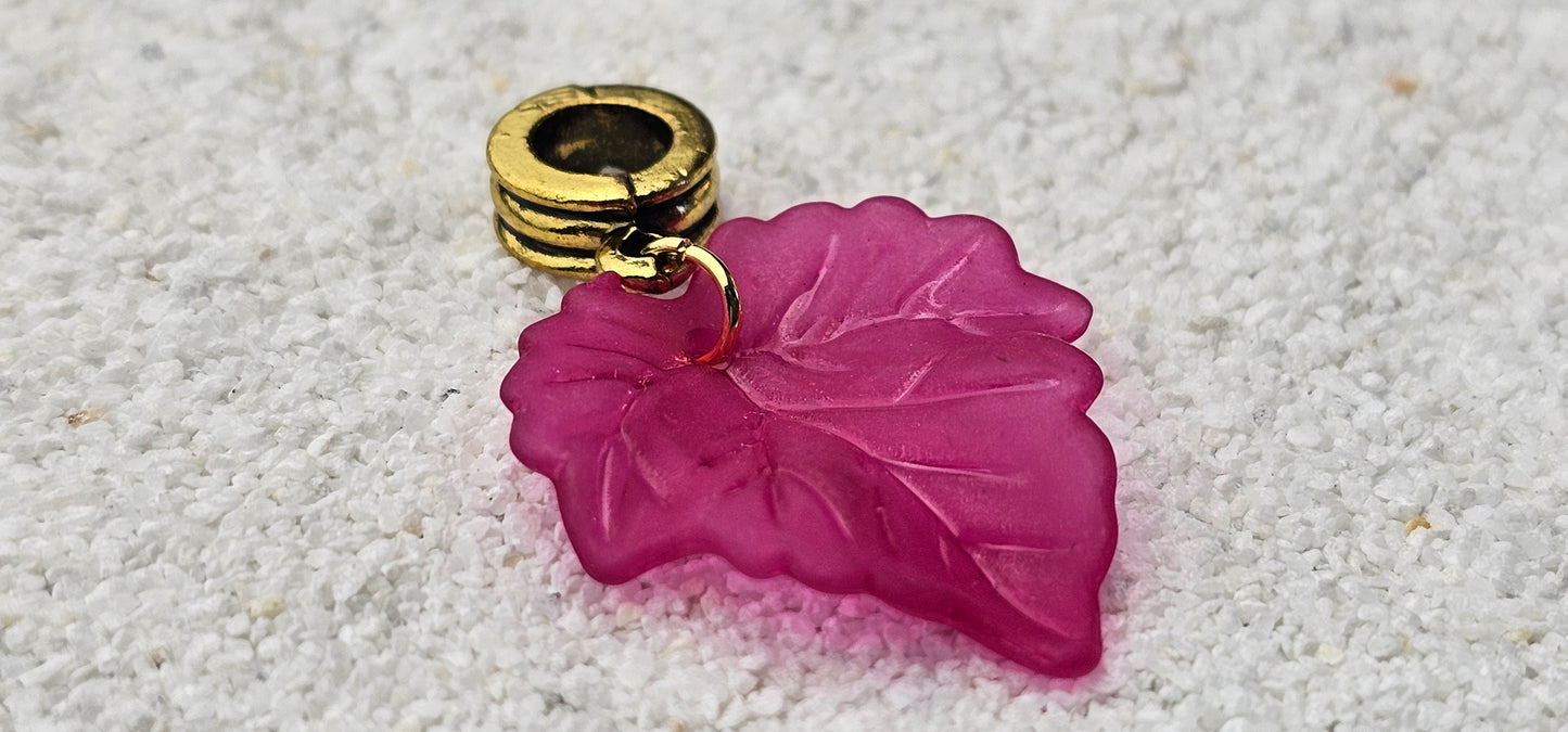 FEENKIND: Dreadschmuck / Dreadring / Dread Charm / Flecht Perle und halbtransparenter Fantasy Blattlaub Acryl-Anhänger in brillianten Farben