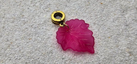 FEENKIND: Dreadschmuck / Dreadring / Dread Charm / Flecht Perle und halbtransparenter Fantasy Blattlaub Acryl-Anhänger in brillianten Farben
