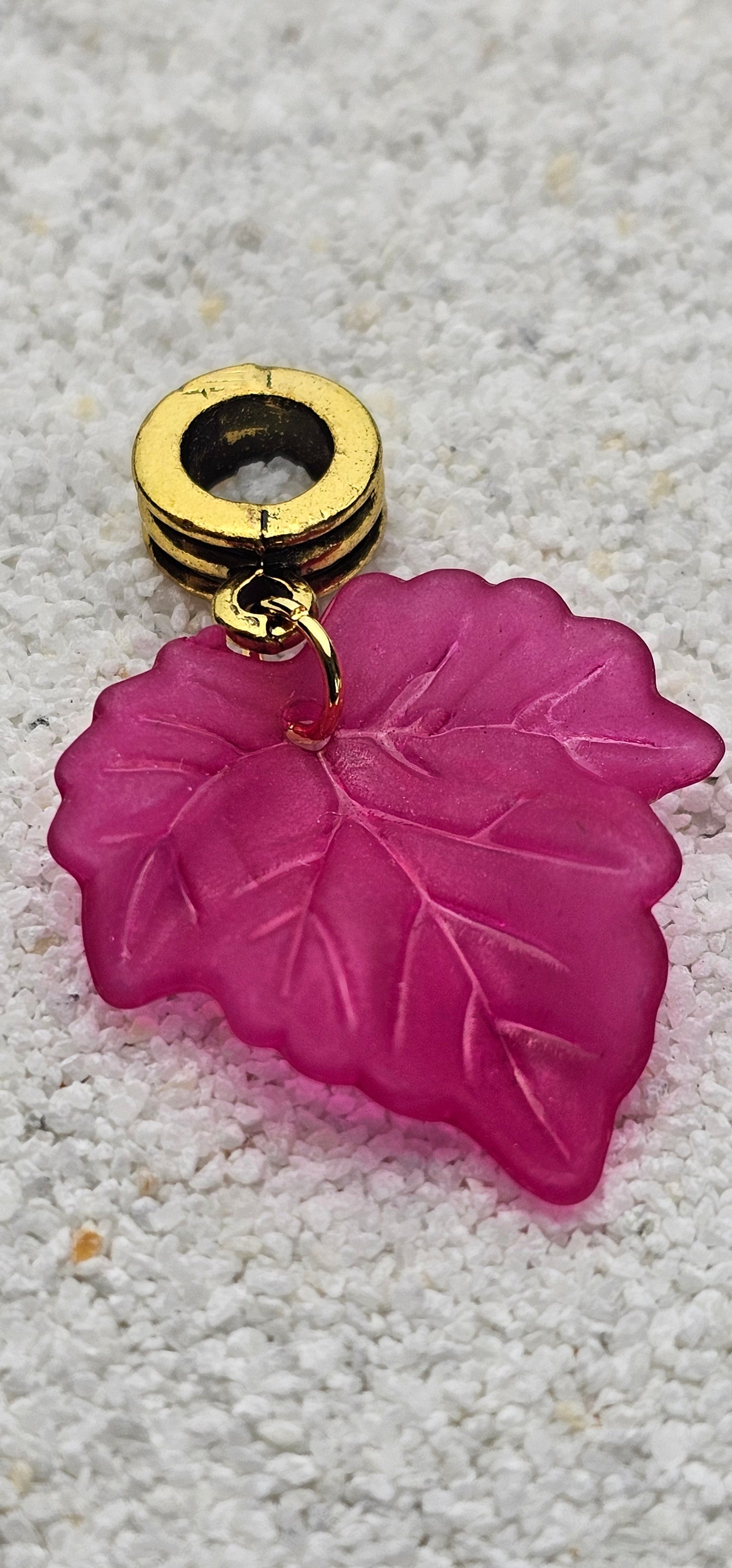 FEENKIND: Dreadschmuck / Dreadring / Dread Charm / Flecht Perle und halbtransparenter Fantasy Blattlaub Acryl-Anhänger in brillianten Farben