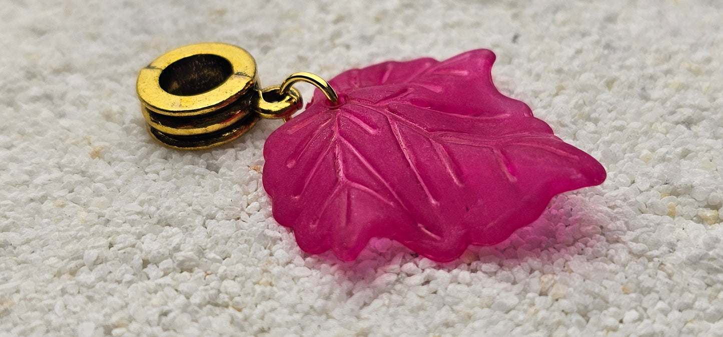 FEENKIND: Dreadschmuck / Dreadring / Dread Charm / Flecht Perle und halbtransparenter Fantasy Blattlaub Acryl-Anhänger in brillianten Farben