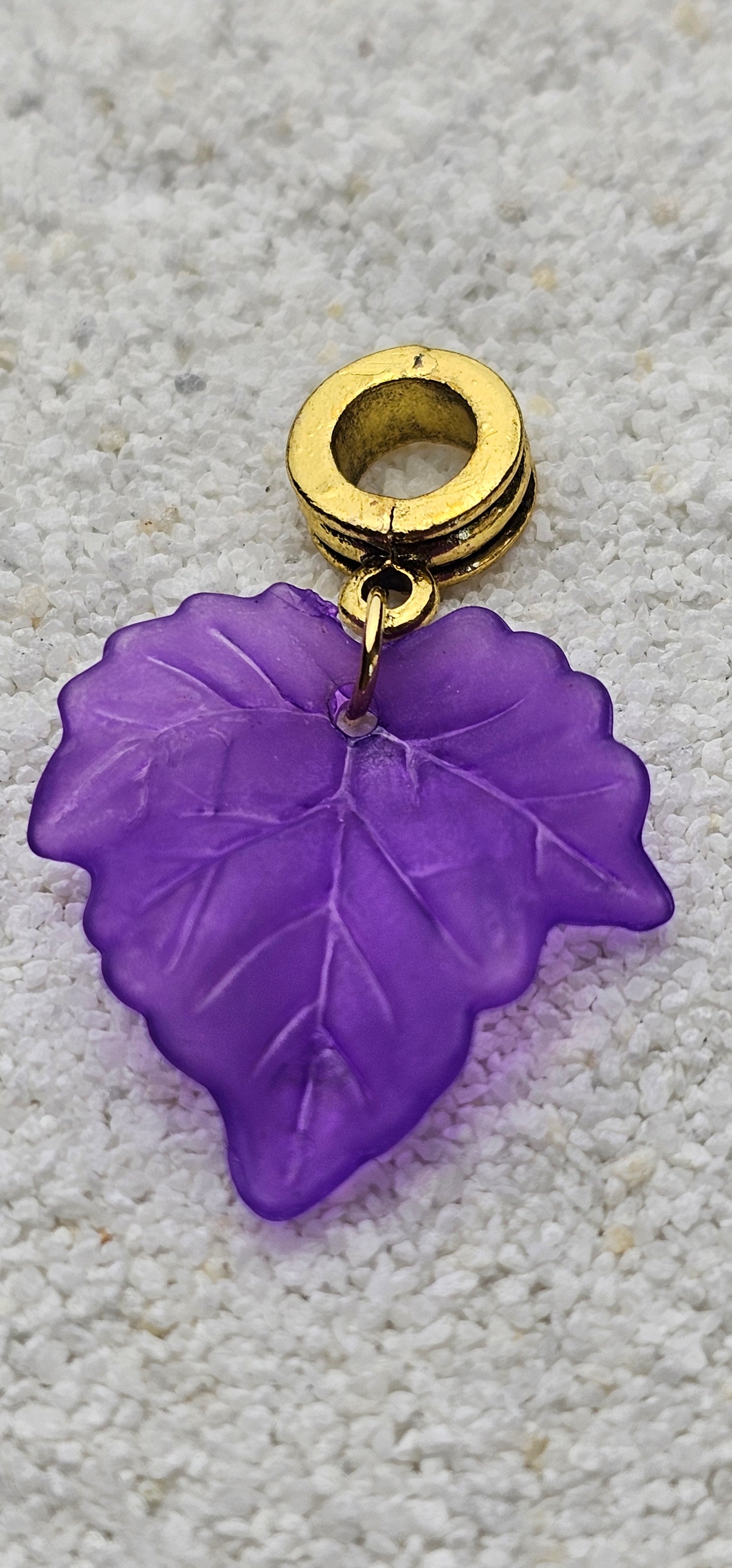FEENKIND: Dreadschmuck / Dreadring / Dread Charm / Flecht Perle und halbtransparenter Fantasy Blattlaub Acryl-Anhänger in brillianten Farben