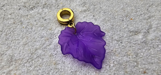FEENKIND: Dreadschmuck / Dreadring / Dread Charm / Flecht Perle und halbtransparenter Fantasy Blattlaub Acryl-Anhänger in brillianten Farben