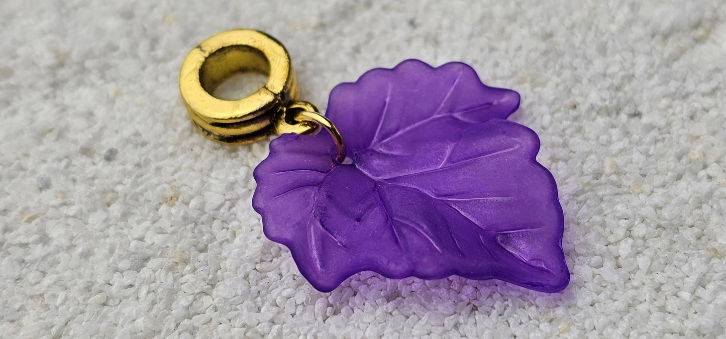 FEENKIND: Dreadschmuck / Dreadring / Dread Charm / Flecht Perle und halbtransparenter Fantasy Blattlaub Acryl-Anhänger in brillianten Farben