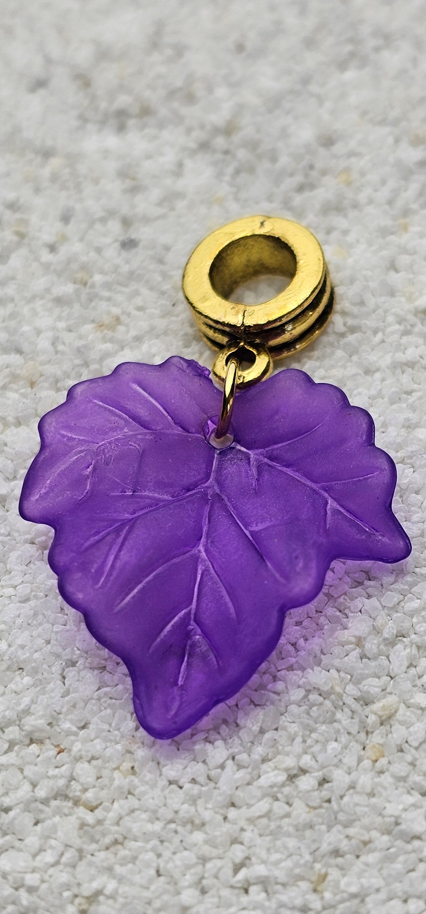 FEENKIND: Dreadschmuck / Dreadring / Dread Charm / Flecht Perle und halbtransparenter Fantasy Blattlaub Acryl-Anhänger in brillianten Farben