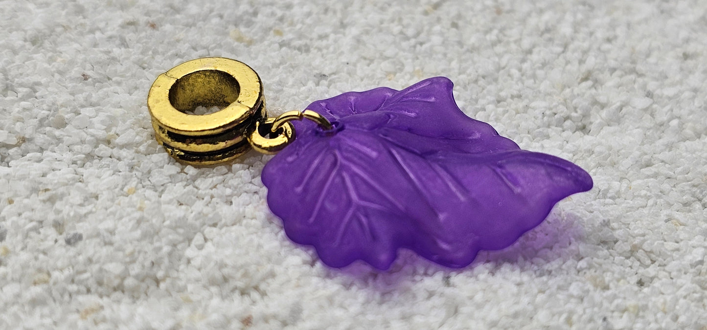FEENKIND: Dreadschmuck / Dreadring / Dread Charm / Flecht Perle und halbtransparenter Fantasy Blattlaub Acryl-Anhänger in brillianten Farben