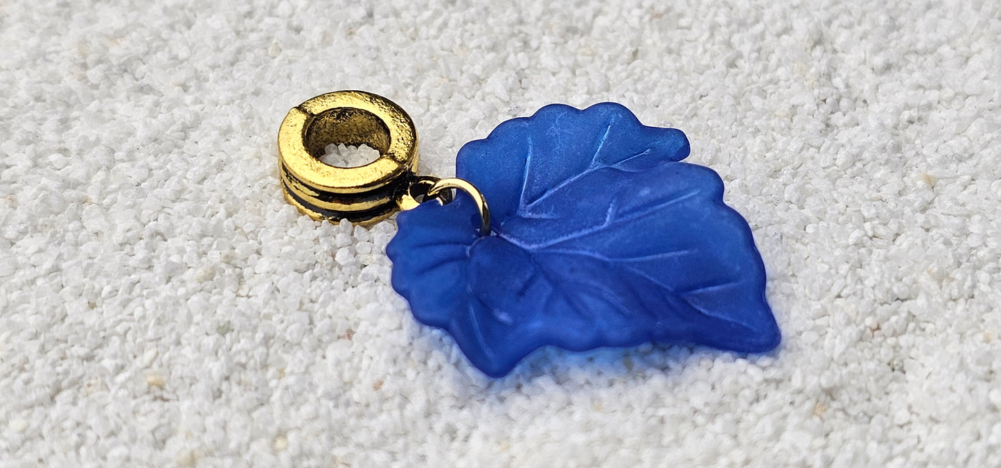 FEENKIND: Dreadschmuck / Dreadring / Dread Charm / Flecht Perle und halbtransparenter Fantasy Blattlaub Acryl-Anhänger in brillianten Farben
