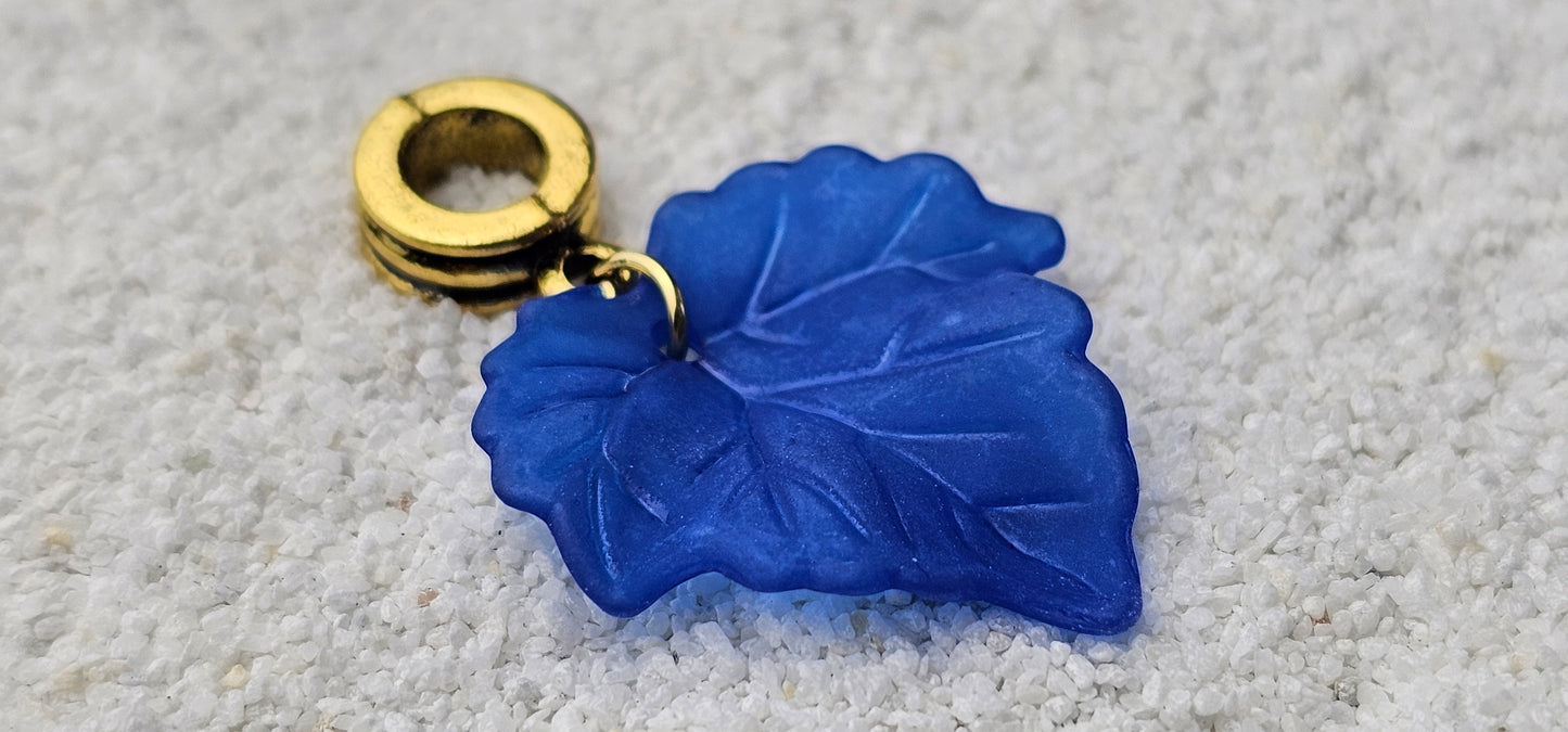 FEENKIND: Dreadschmuck / Dreadring / Dread Charm / Flecht Perle und halbtransparenter Fantasy Blattlaub Acryl-Anhänger in brillianten Farben