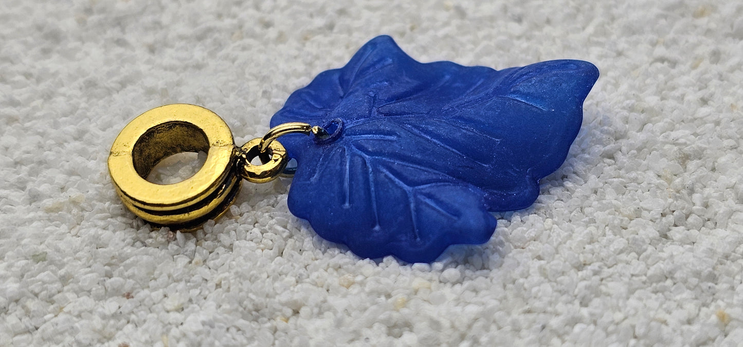FEENKIND: Dreadschmuck / Dreadring / Dread Charm / Flecht Perle und halbtransparenter Fantasy Blattlaub Acryl-Anhänger in brillianten Farben