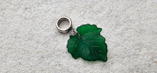 FEENKIND: Dreadschmuck / Dreadring / Dread Charm / Flecht Perle und halbtransparenter Fantasy Blattlaub Acryl-Anhänger in brillianten Farben
