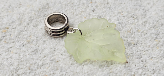 FEENKIND: Dreadschmuck / Dreadring / Dread Charm / Flecht Perle und halbtransparenter Fantasy Blattlaub Acryl-Anhänger in brillianten Farben