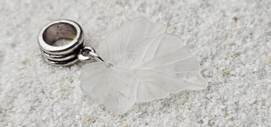 FEENKIND: Dreadschmuck / Dreadring / Dread Charm / Flecht Perle und halbtransparenter Fantasy Blattlaub Acryl-Anhänger in brillianten Farben