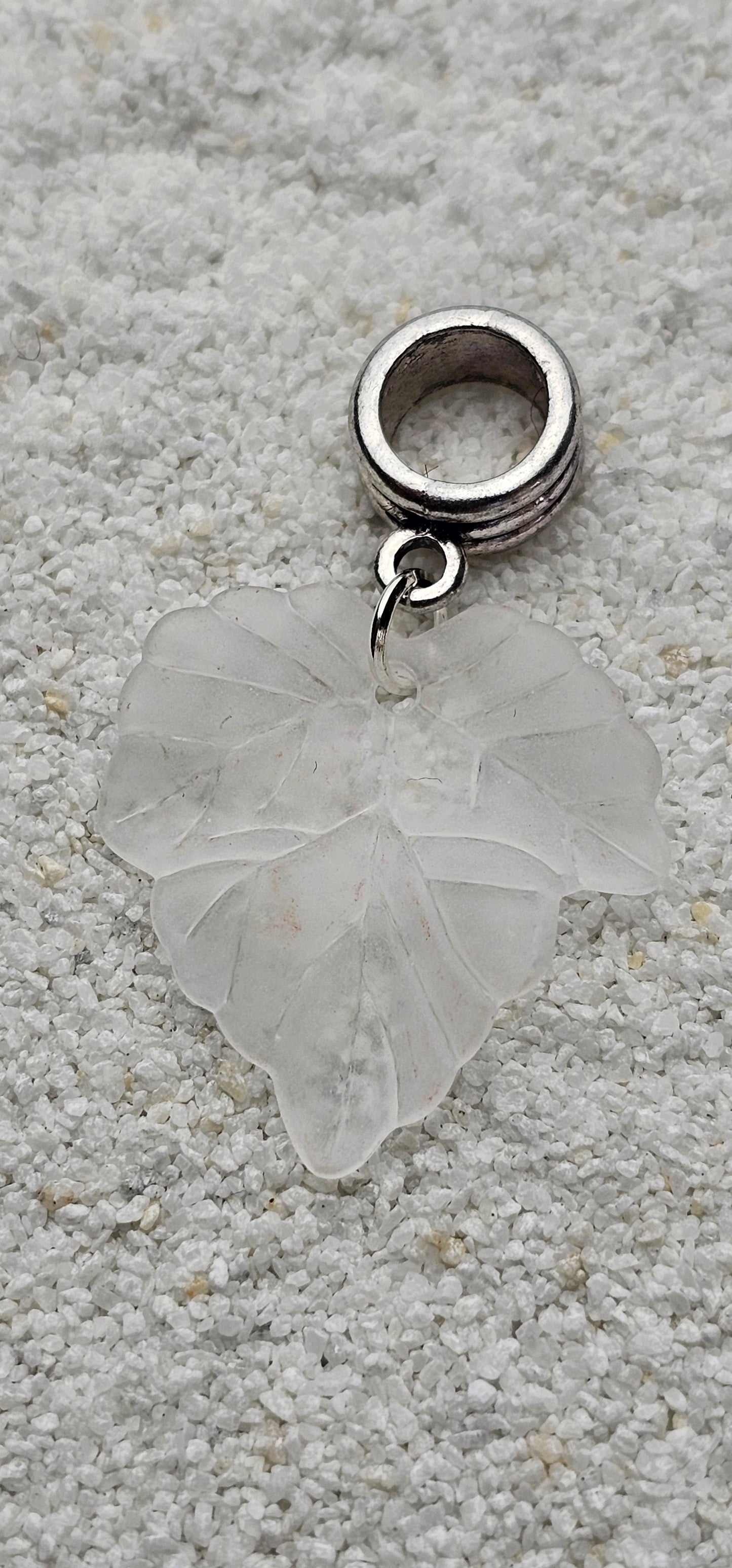 FEENKIND: Dreadschmuck / Dreadring / Dread Charm / Flecht Perle und halbtransparenter Fantasy Blattlaub Acryl-Anhänger in brillianten Farben