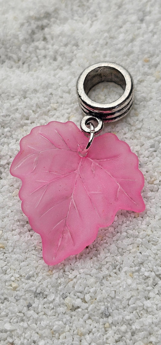 FEENKIND: Dreadschmuck / Dreadring / Dread Charm / Flecht Perle und halbtransparenter Fantasy Blattlaub Acryl-Anhänger in brillianten Farben