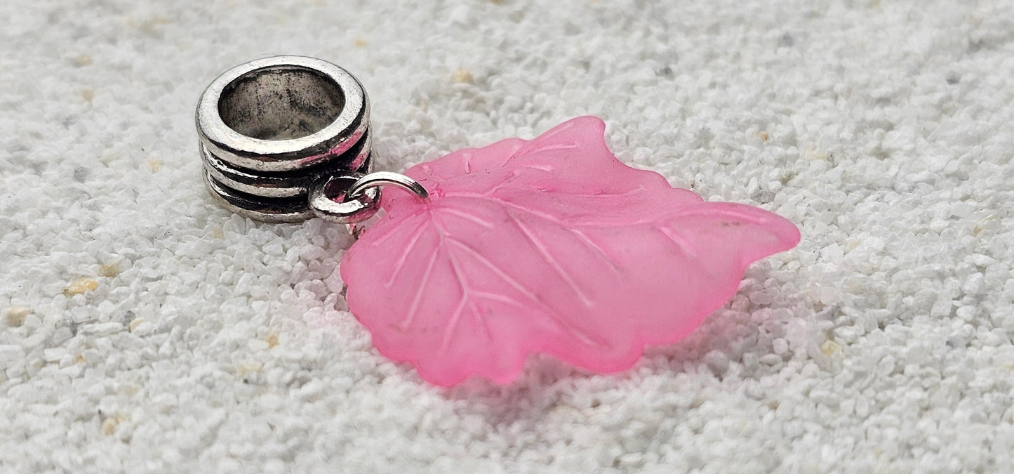 FEENKIND: Dreadschmuck / Dreadring / Dread Charm / Flecht Perle und halbtransparenter Fantasy Blattlaub Acryl-Anhänger in brillianten Farben