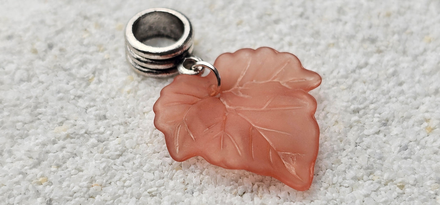 FEENKIND: Dreadschmuck / Dreadring / Dread Charm / Flecht Perle und halbtransparenter Fantasy Blattlaub Acryl-Anhänger in brillianten Farben
