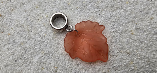 FEENKIND: Dreadschmuck / Dreadring / Dread Charm / Flecht Perle und halbtransparenter Fantasy Blattlaub Acryl-Anhänger in brillianten Farben
