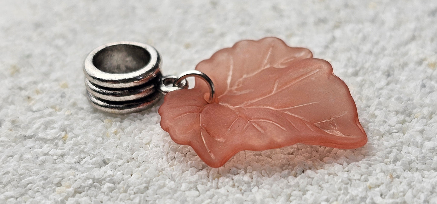 FEENKIND: Dreadschmuck / Dreadring / Dread Charm / Flecht Perle und halbtransparenter Fantasy Blattlaub Acryl-Anhänger in brillianten Farben
