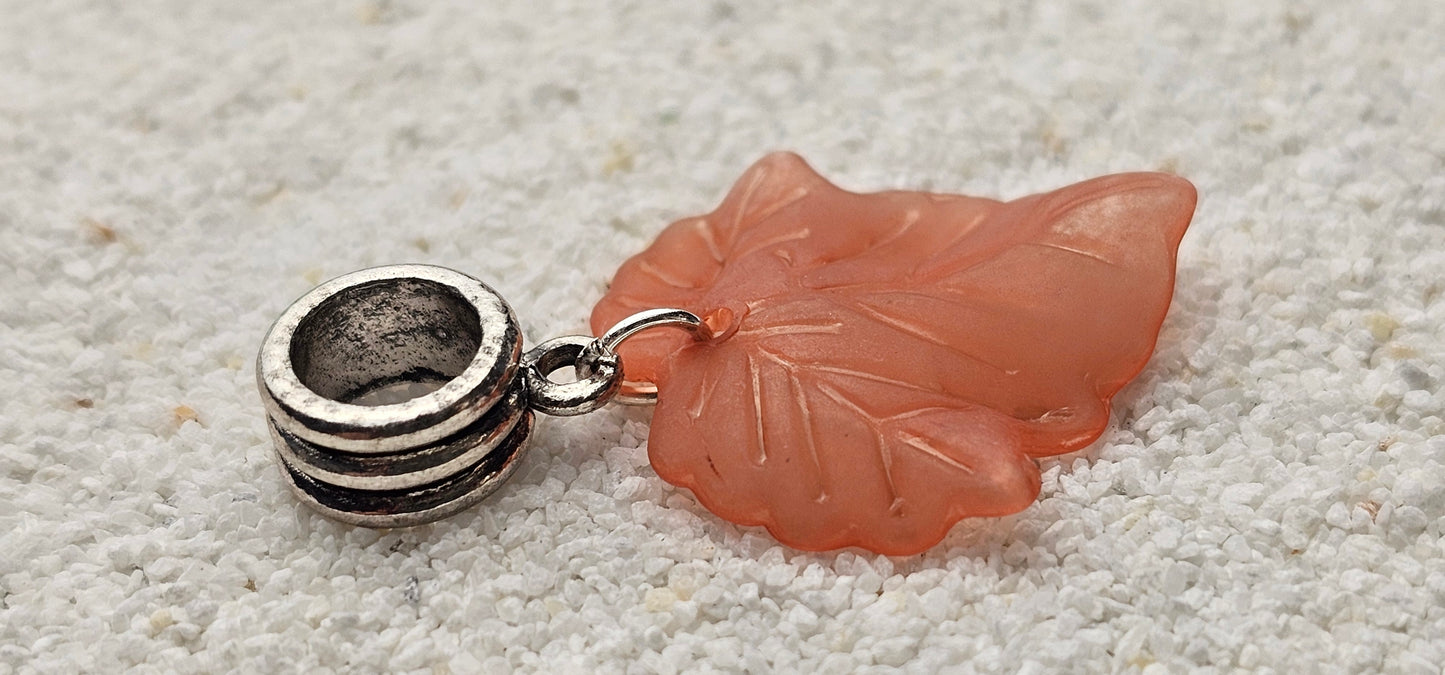 FEENKIND: Dreadschmuck / Dreadring / Dread Charm / Flecht Perle und halbtransparenter Fantasy Blattlaub Acryl-Anhänger in brillianten Farben
