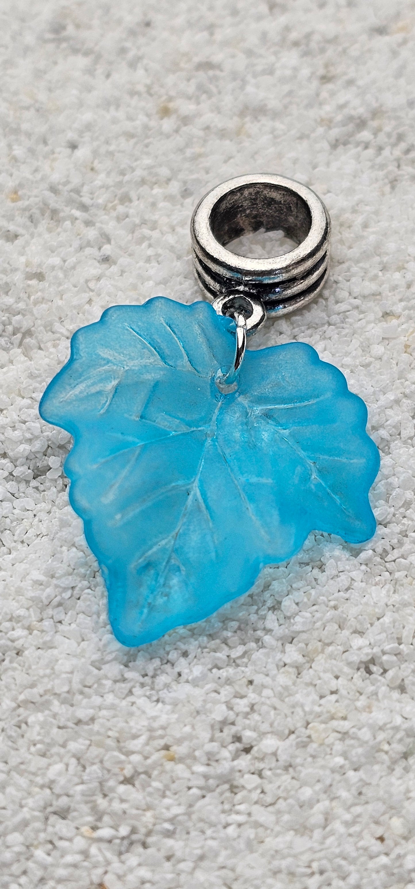 FEENKIND: Dreadschmuck / Dreadring / Dread Charm / Flecht Perle und halbtransparenter Fantasy Blattlaub Acryl-Anhänger in brillianten Farben