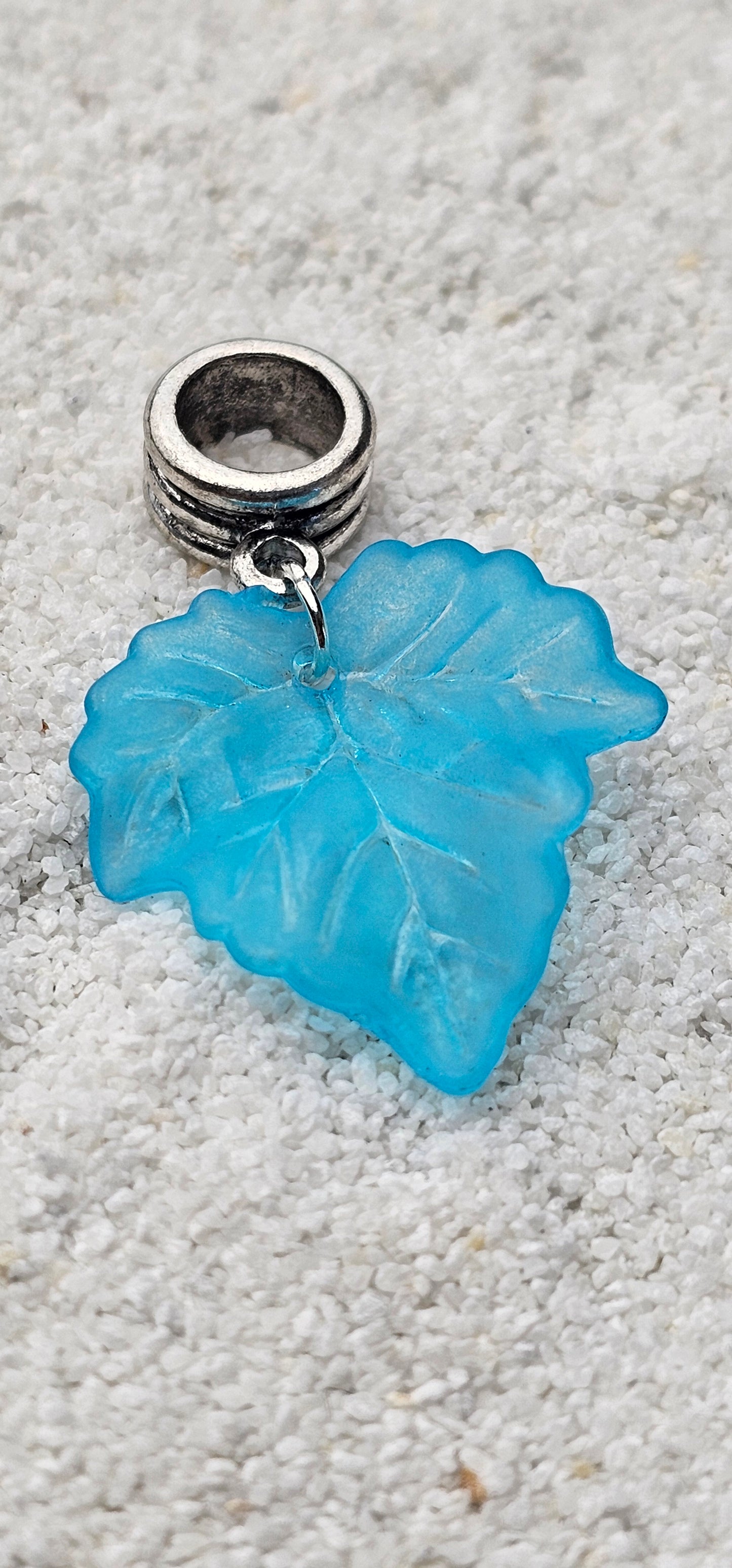 FEENKIND: Dreadschmuck / Dreadring / Dread Charm / Flecht Perle und halbtransparenter Fantasy Blattlaub Acryl-Anhänger in brillianten Farben