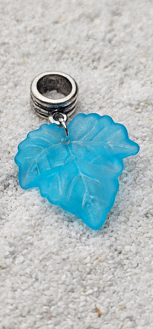 FEENKIND: Dreadschmuck / Dreadring / Dread Charm / Flecht Perle und halbtransparenter Fantasy Blattlaub Acryl-Anhänger in brillianten Farben