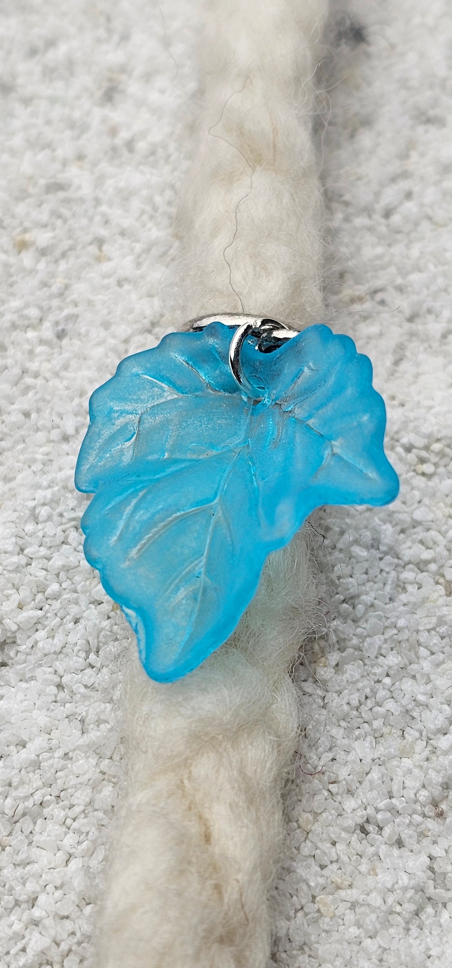 FEENKIND: Dreadschmuck / Dreadring / Dread Charm / Flecht Perle und halbtransparenter Fantasy Blattlaub Acryl-Anhänger in brillianten Farben