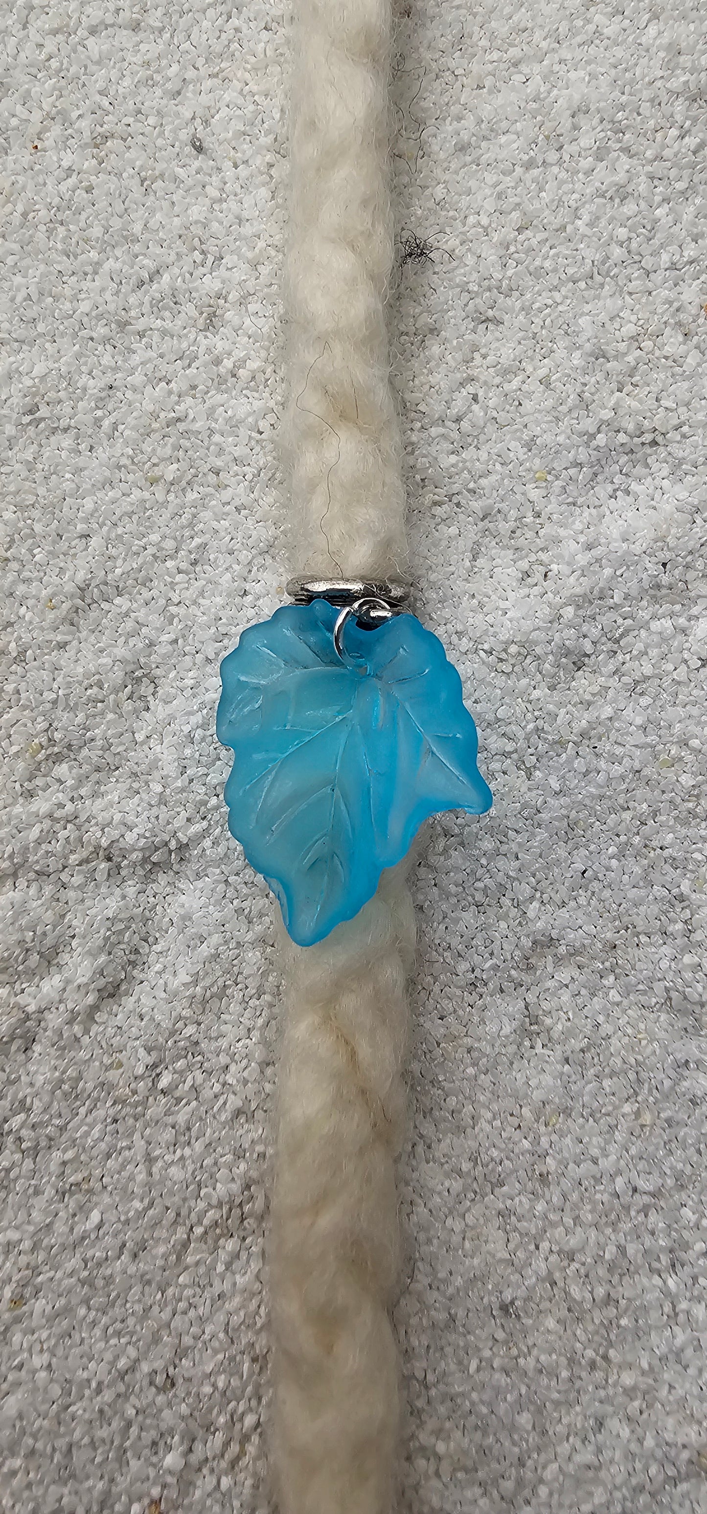 FEENKIND: Dreadschmuck / Dreadring / Dread Charm / Flecht Perle und halbtransparenter Fantasy Blattlaub Acryl-Anhänger in brillianten Farben