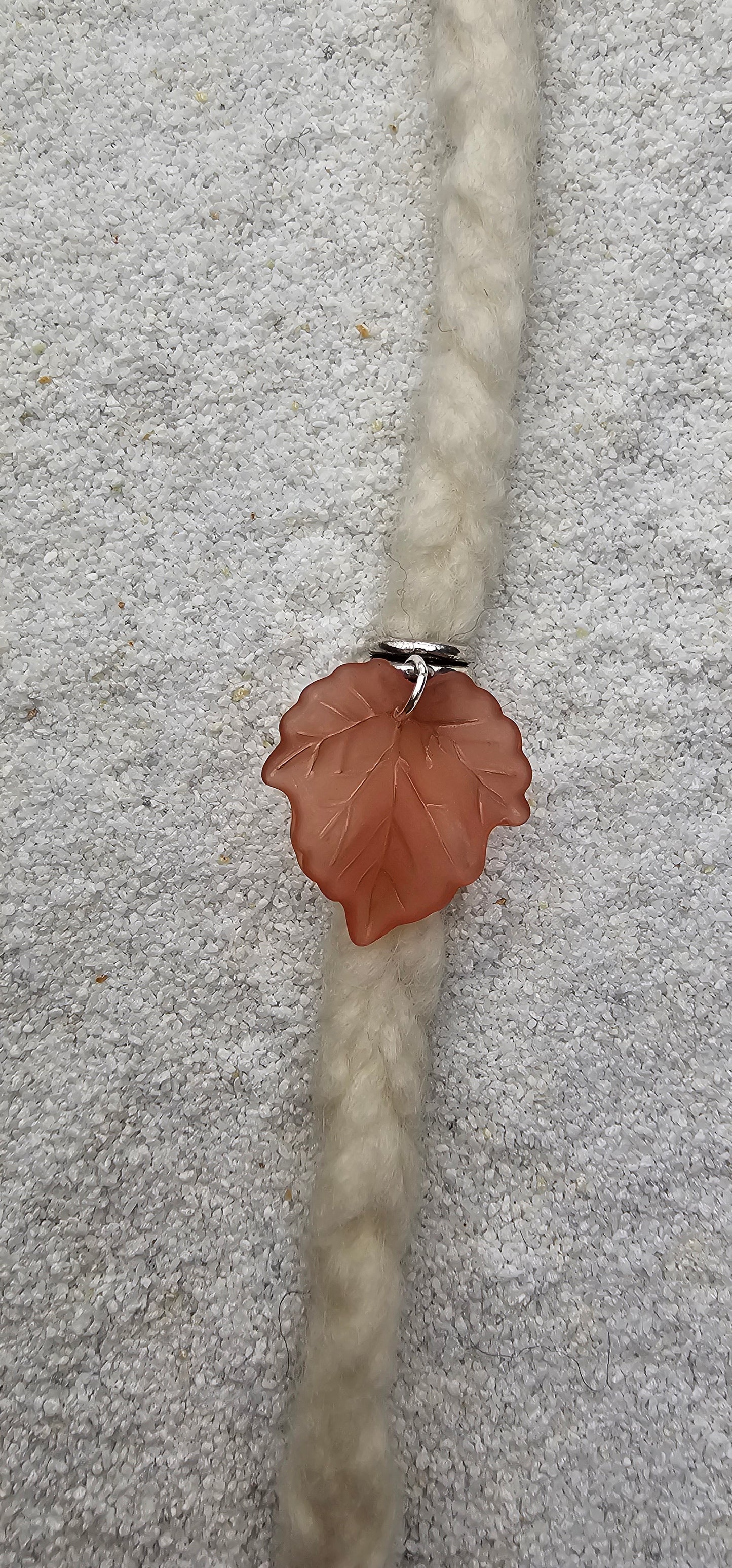 FEENKIND: Dreadschmuck / Dreadring / Dread Charm / Flecht Perle und halbtransparenter Fantasy Blattlaub Acryl-Anhänger in brillianten Farben