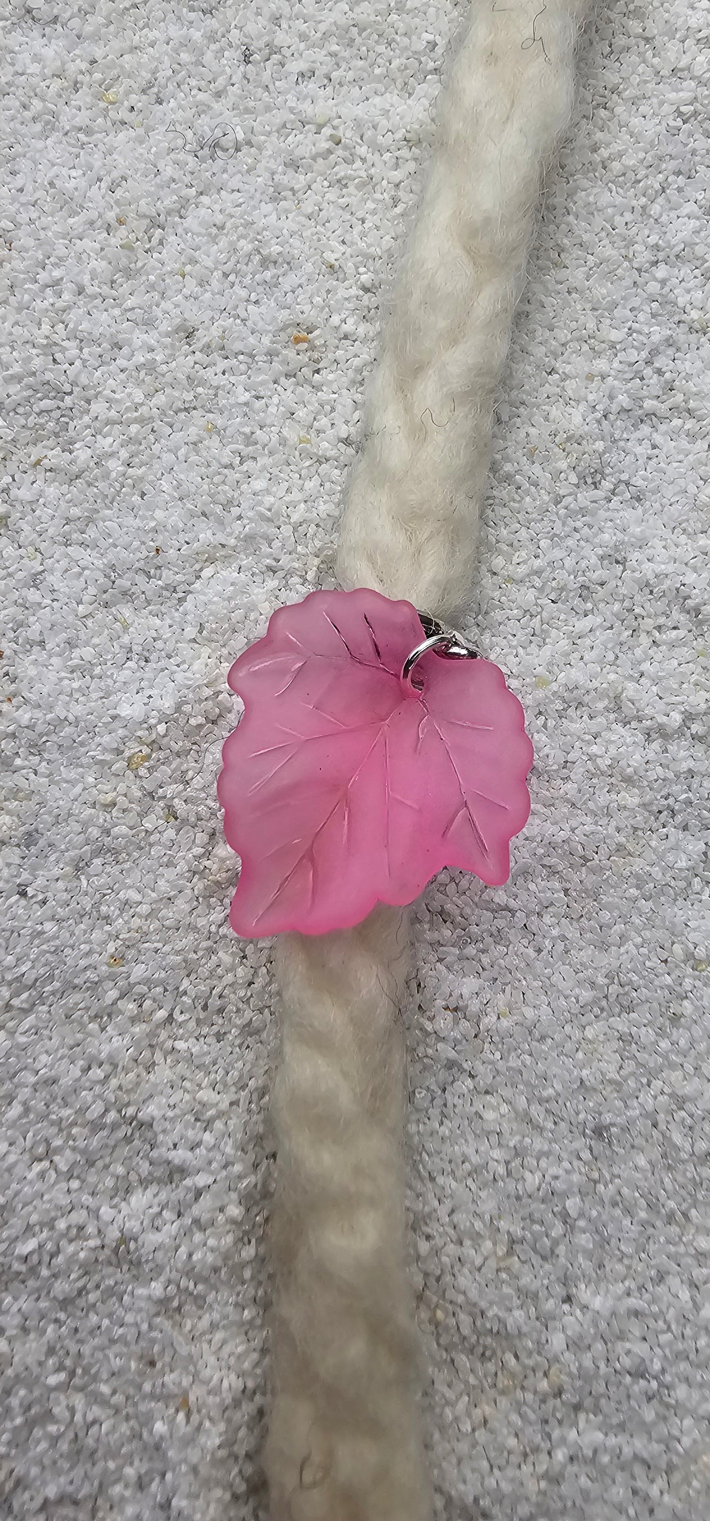 FEENKIND: Dreadschmuck / Dreadring / Dread Charm / Flecht Perle und halbtransparenter Fantasy Blattlaub Acryl-Anhänger in brillianten Farben