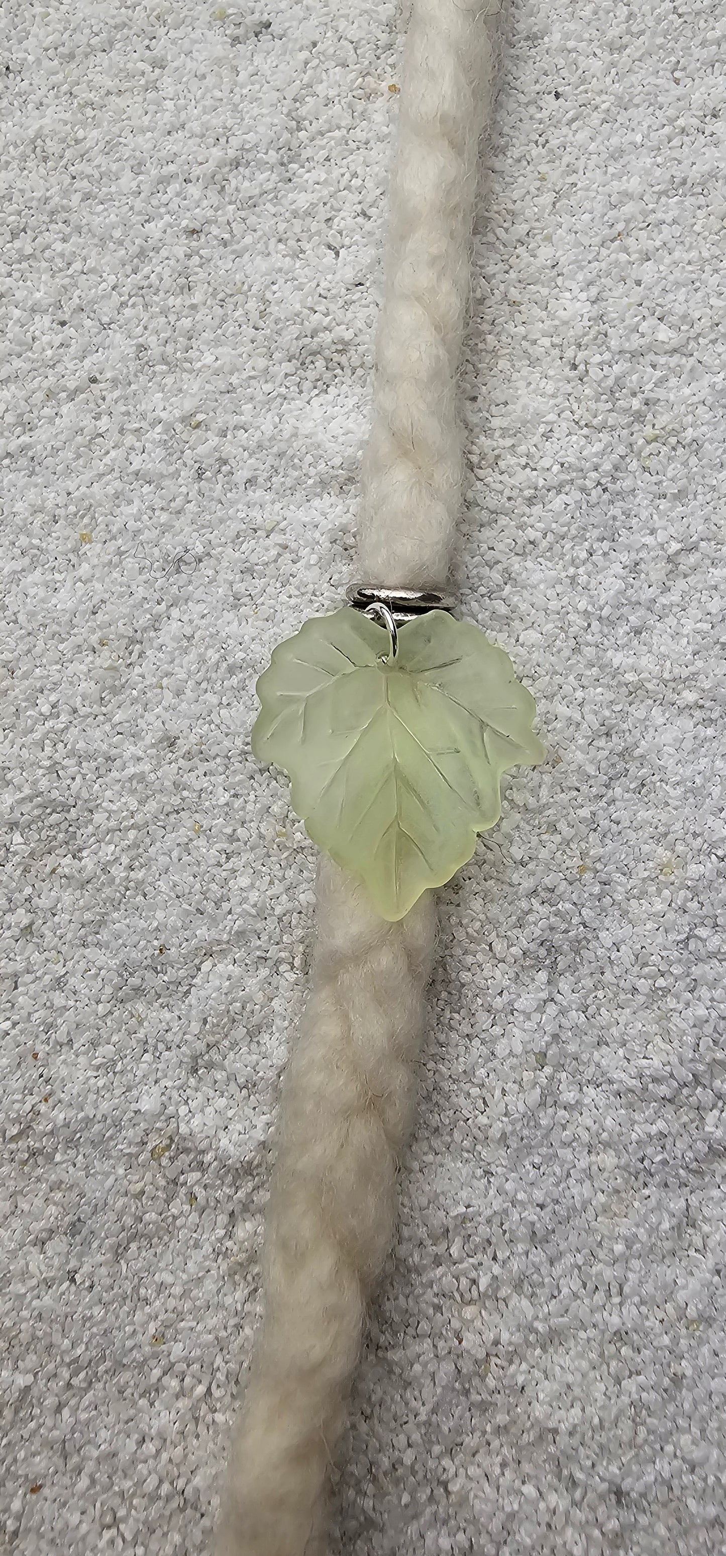 FEENKIND: Dreadschmuck / Dreadring / Dread Charm / Flecht Perle und halbtransparenter Fantasy Blattlaub Acryl-Anhänger in brillianten Farben