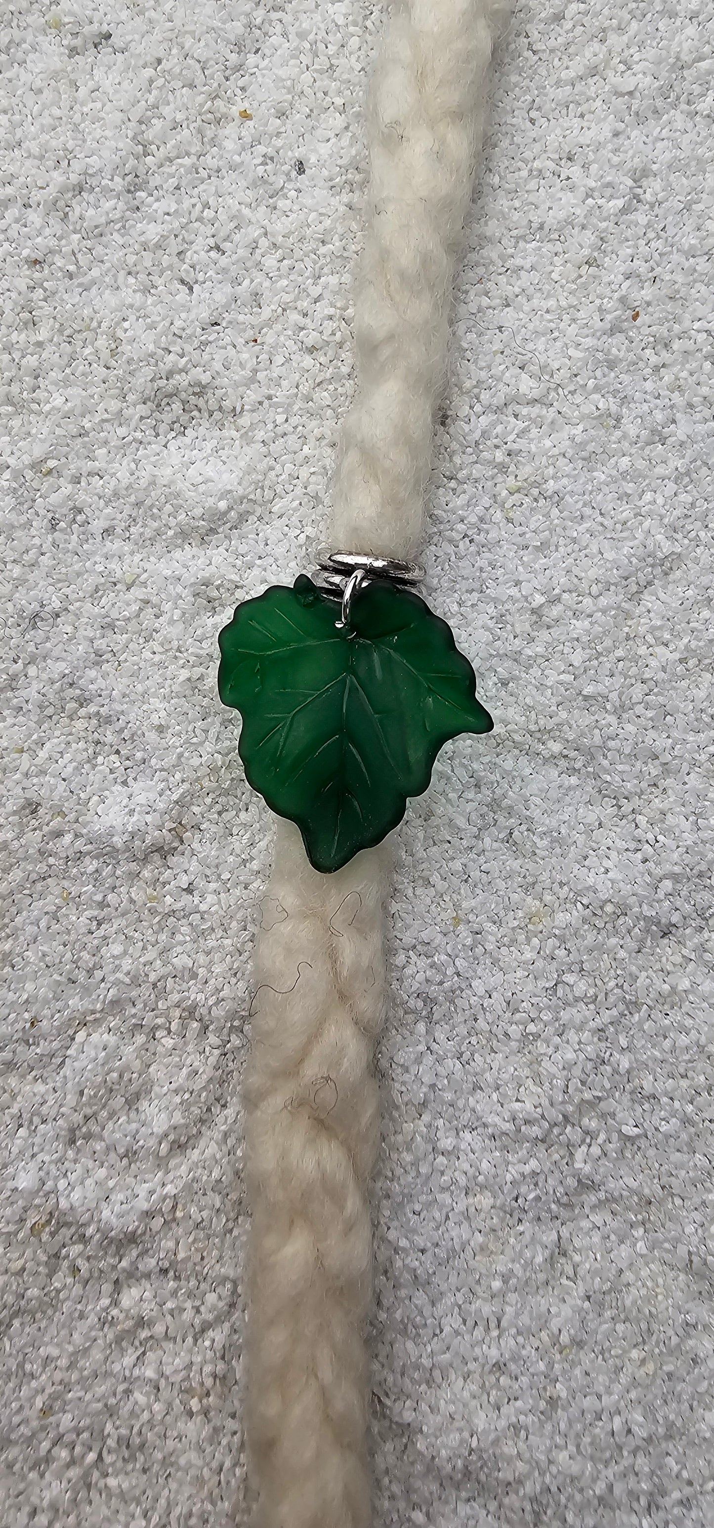FEENKIND: Dreadschmuck / Dreadring / Dread Charm / Flecht Perle und halbtransparenter Fantasy Blattlaub Acryl-Anhänger in brillianten Farben
