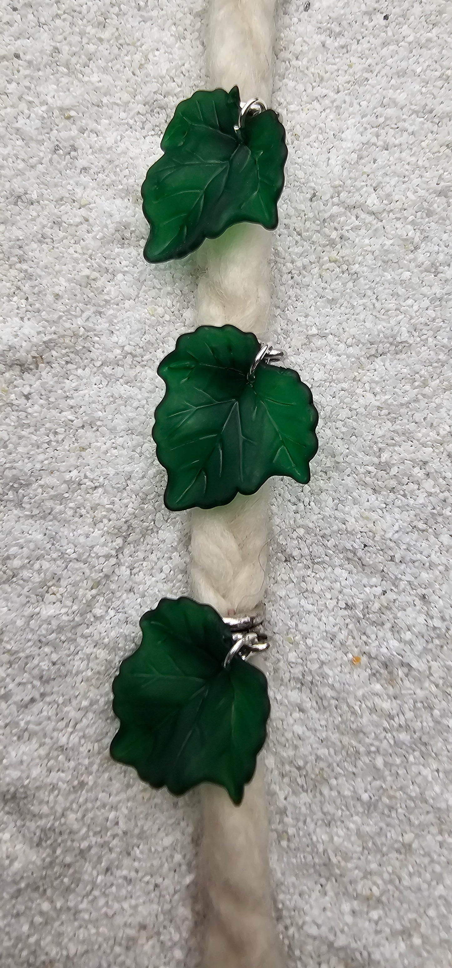 FEENKIND: Dreadschmuck / Dreadring / Dread Charm / Flecht Perle und halbtransparenter Fantasy Blattlaub Acryl-Anhänger in brillianten Farben
