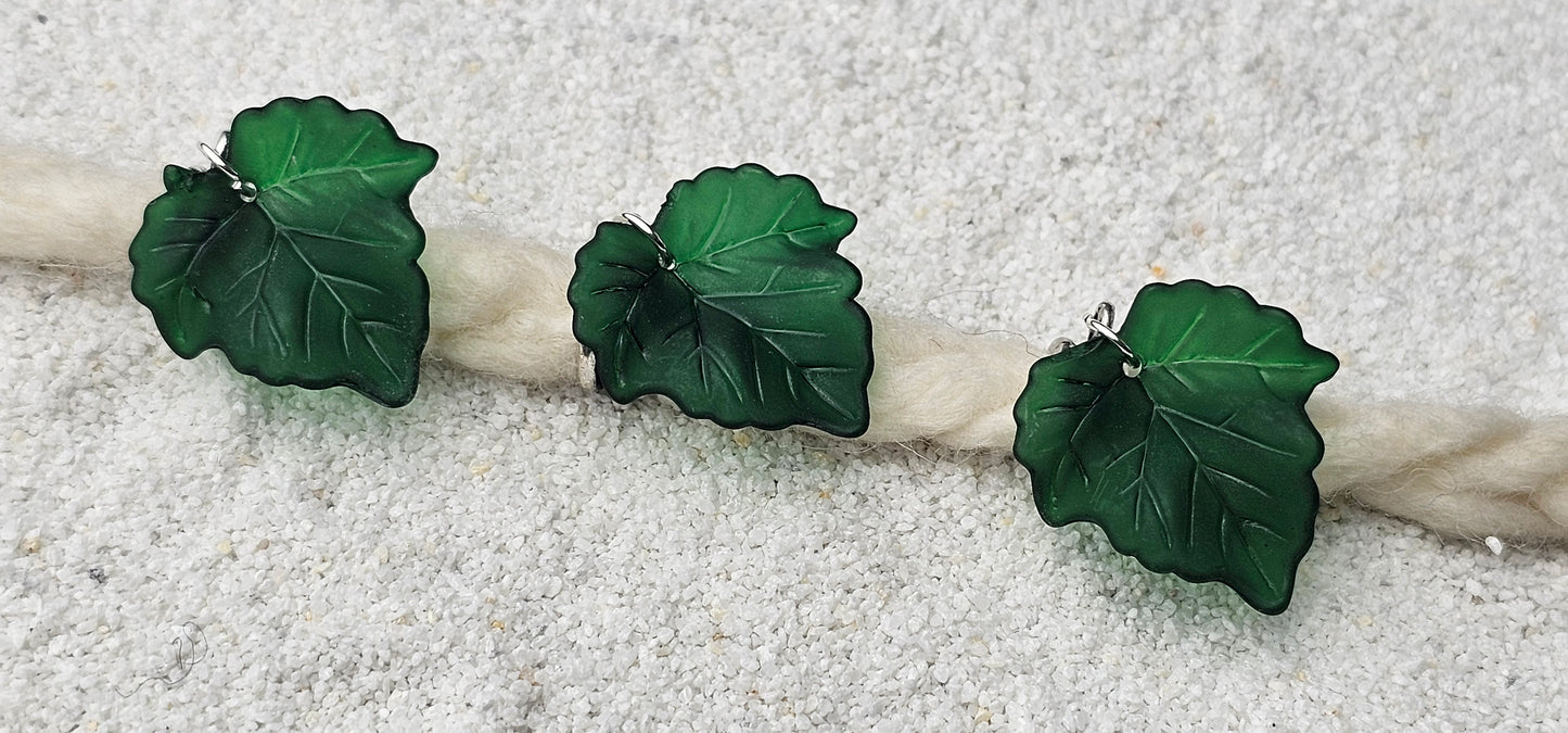 FEENKIND: Dreadschmuck / Dreadring / Dread Charm / Flecht Perle und halbtransparenter Fantasy Blattlaub Acryl-Anhänger in brillianten Farben