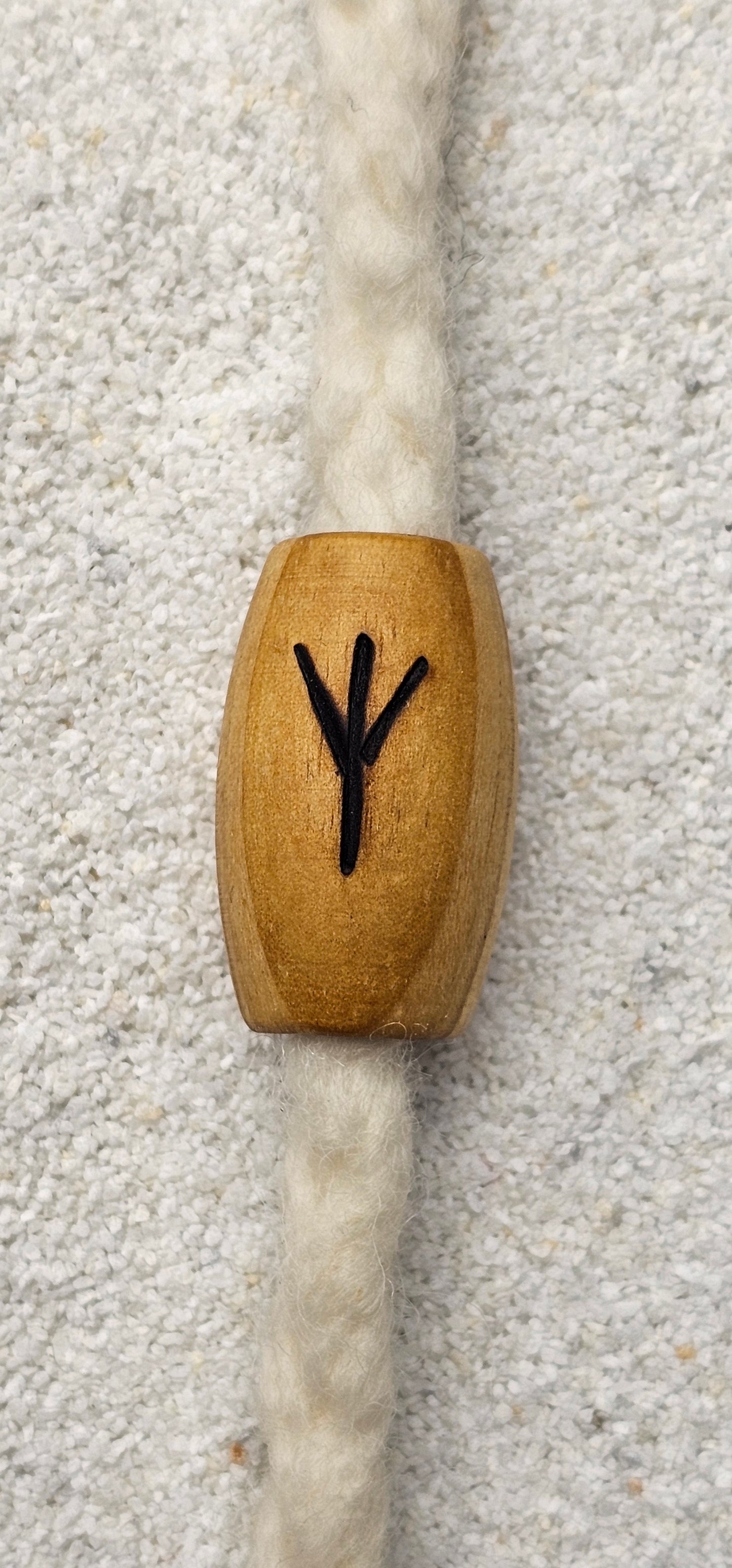 XXL BRANDRUNE ELHAZ - Riesige Holz Großlochperle Dreadschmuck / Dread Perle / Flecht Perle aus Kiefernholz mit eingebrannter Rune, glatt poliert