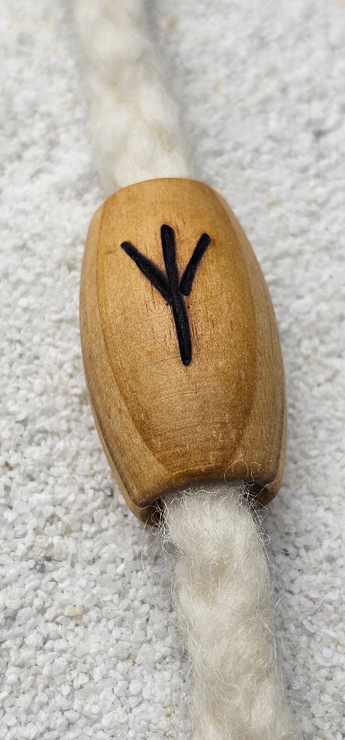 XXL BRANDRUNE ELHAZ - Riesige Holz Großlochperle Dreadschmuck / Dread Perle / Flecht Perle aus Kiefernholz mit eingebrannter Rune, glatt poliert